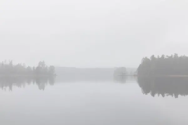 Озеро Стора Скирен Туманом Швеции — стоковое фото