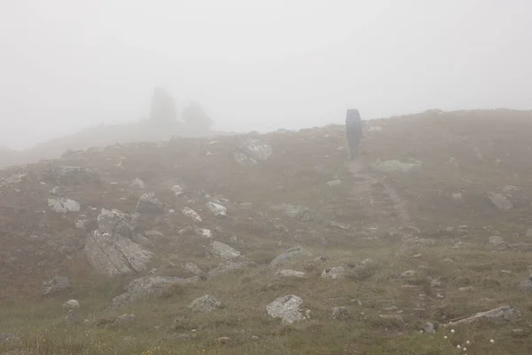 Junge Frau Wandert Nebel Auf Hügel — Stockfoto