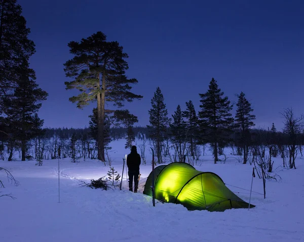 Junge Frau Steht Nachts Zelt Verschneiten Wald — Stockfoto