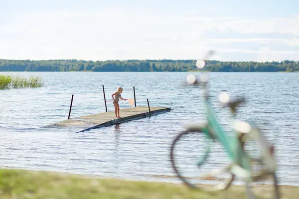 Chica Jugando Con Red Embarcadero Lago Skargen Suecia — Foto de Stock