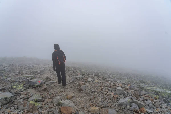 Teenager Läuft Auf Nebligem Berg — Stockfoto