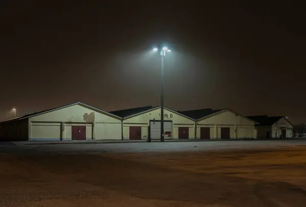 Gebäude Unter Straßenbeleuchtung — Stockfoto