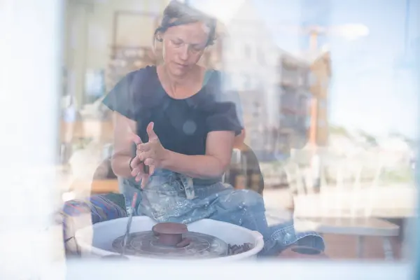 View Window Potter Using Pottery Wheel — Stock Photo, Image