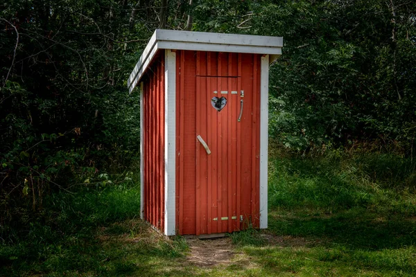 Malowniczy Widok Outhouse Lesie — Zdjęcie stockowe