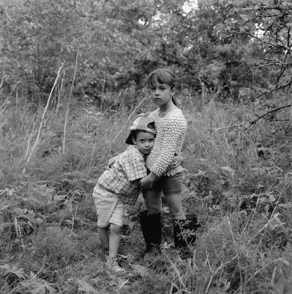 Hermanos Abrazándose Bosque —  Fotos de Stock