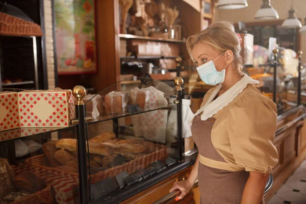 Профессиональная Пекарь Работает Булочной Носит Медицинскую Маску Лица Время Пандемии — стоковое фото