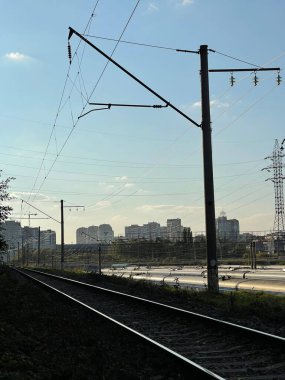 Güneşli sonbahar gününde demiryolu raylarının dikey çekimi