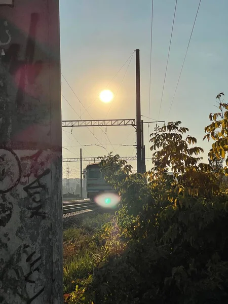 Tiro Vertical Tren Que Pasa Tren Luz Del Sol —  Fotos de Stock