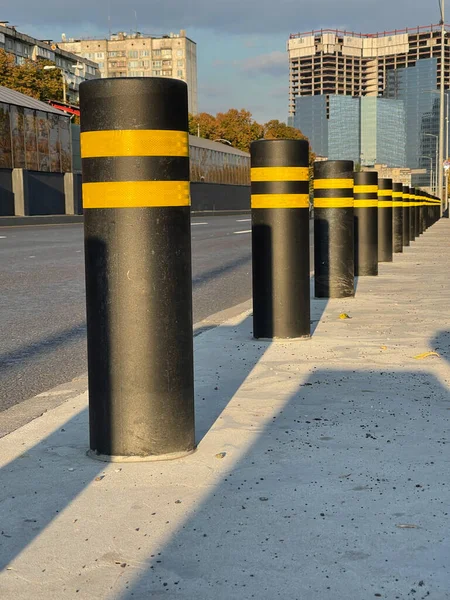 Tiro Vertical Bollards Cercas Pretas Linha Protetivng Calçada Carros — Fotografia de Stock