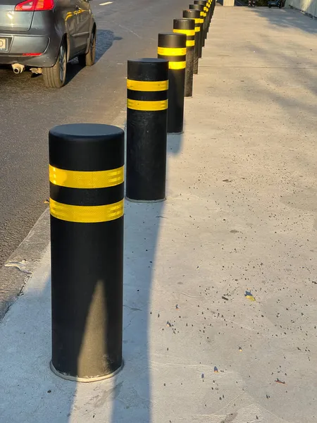 Vertikale Aufnahme Von Straßenpollern Die Fußgänger Auf Dem Gehweg Schützen — Stockfoto