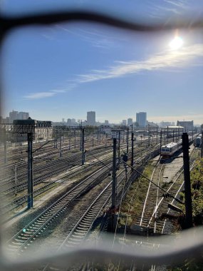 Güneşli bir günde tren istasyonunun dikey görüntüsü.