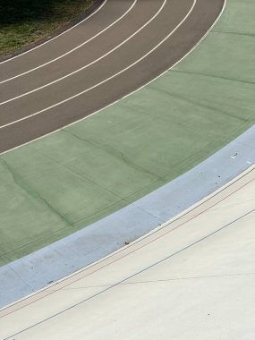 Hız treninde dikey kesilmiş bisiklet izleri