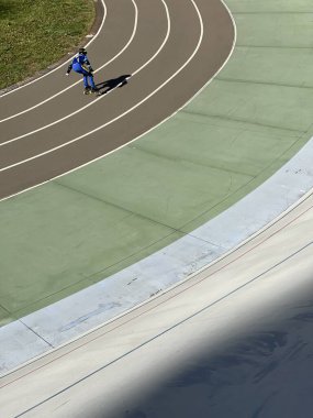 Açık havada bisiklet pistinde tanınmayan patenci eğitimi