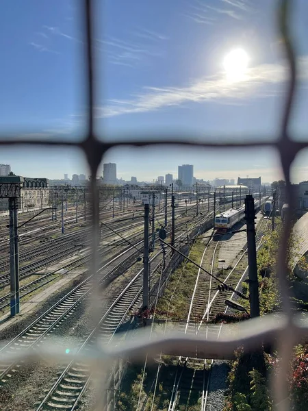 Tren, güneşli bir sonbahar gününde tren istasyonundan geçiyor.