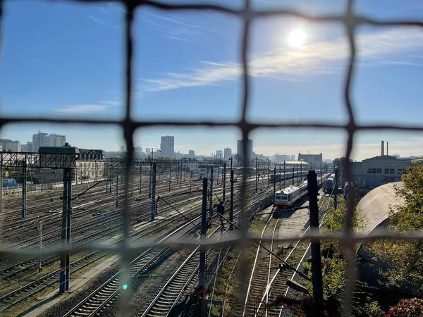 Ferrocarril Con Tren Que Pasa Día Soleado Ciudad — Foto de Stock