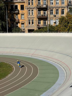 Şehirdeki açık hava hız pistinde profesyonel patenci eğitimi
