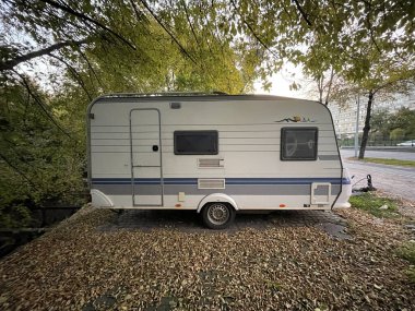 Ağacın altına park edilmiş karavan.