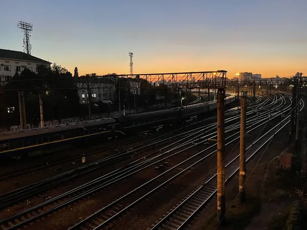 Vías Férreas Atardecer Paisaje Urbano Por Noche — Foto de Stock