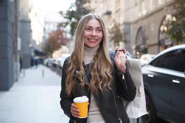 Charmante Glückliche Frau Trägt Einkaufstüten Der Innenstadt Trinkt Unterwegs Kaffee — Stockfoto