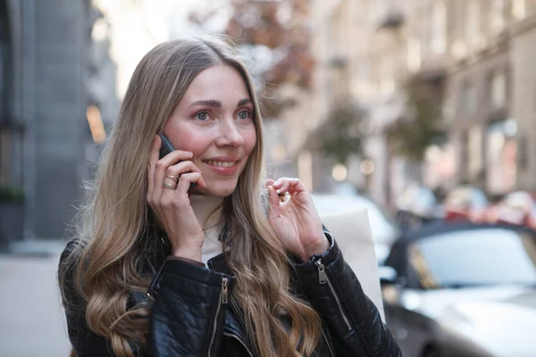 Schöne Glückliche Frau Die Mit Ihrem Handy Freien Spricht — Stockfoto