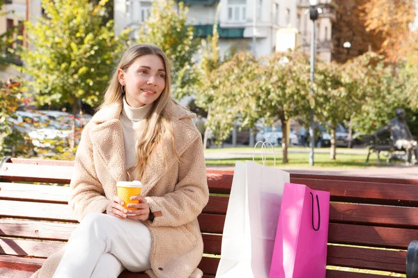 Счастливая Женщина Отдыхающая Скамейке Парке Кофе После Шопинга Теплый Осенний — стоковое фото
