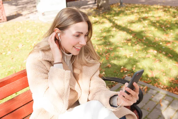 Счастливая Женщина Носит Наушники Используя Свой Смартфон Открытом Воздухе — стоковое фото