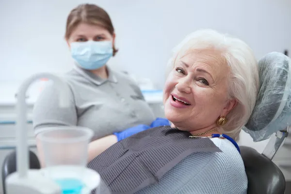 Szczęśliwa Starsza Pani Uśmiechnięta Kamery Badaniu Stomatologicznym Klinice — Zdjęcie stockowe
