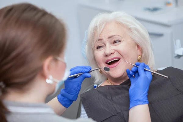 Zbliżenie Radosnej Starszej Kobiety Poddawanej Badaniu Stomatologicznemu Przez Dentystę — Zdjęcie stockowe