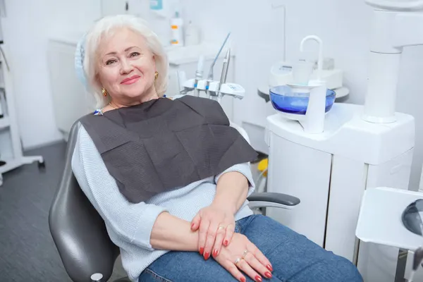 Urocza Starsza Kobieta Uśmiechnięta Kamery Siedząca Krześle Dentystycznym Klinice — Zdjęcie stockowe