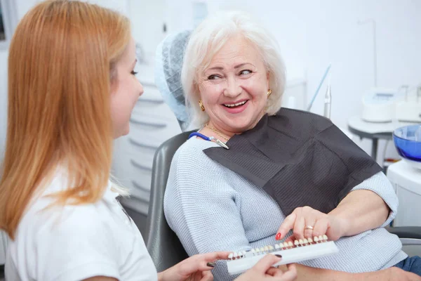 Radosna Starsza Kobieta Śmieje Się Radośnie Rozmawiając Swoim Dentystą — Zdjęcie stockowe