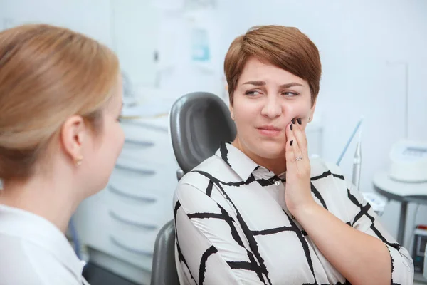 Młoda Kobieta Bólem Zęba Siedząca Krześle Dentystycznym Klinice — Zdjęcie stockowe