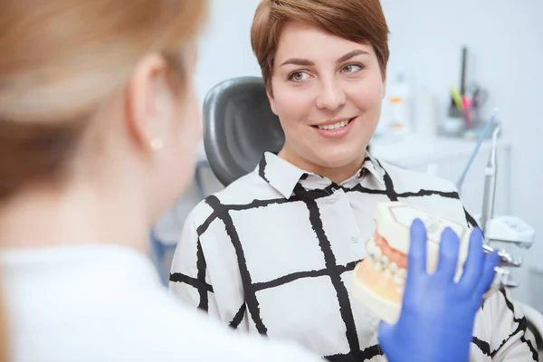Jovem Mulher Conversando Com Seu Dentista Após Exame Dentário — Fotografia de Stock