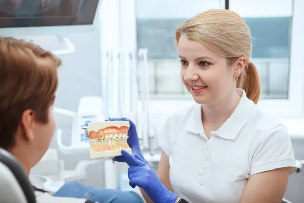 Jovem Dentista Conversando Com Sua Paciente Trabalhando Sua Clínica — Fotografia de Stock