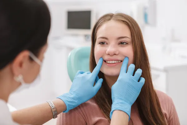 Adorável Jovem Mulher Recebendo Check Dental Por Dentista Profissional — Fotografia de Stock