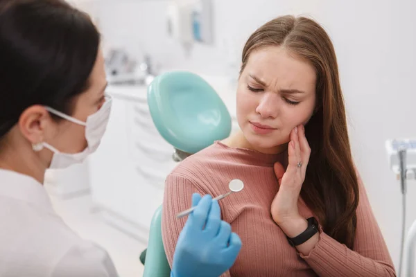 Пацієнтка Яка Страждає Від Зубного Болю Сидить Стоматологічному Кріслі — стокове фото