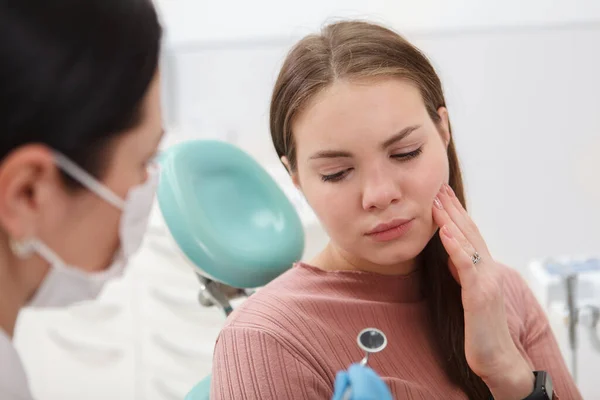 Zbliżenie Kobiety Bólem Zęba Która Wizytę Dentysty Klinice — Zdjęcie stockowe