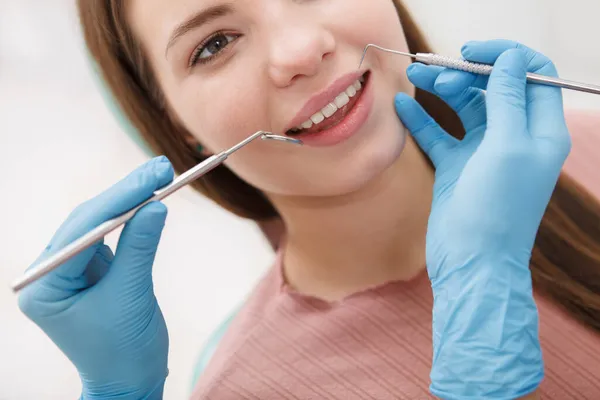 Обрізана Крупним Планом Жінка Перевіряє Зуби Професійним Стоматологом — стокове фото