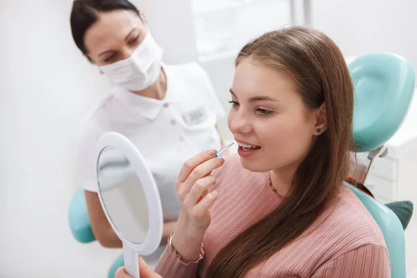Młoda Kobieta Uczy Się Pomocą Szczoteczki Zębów Gabinecie Dentystycznym — Zdjęcie stockowe
