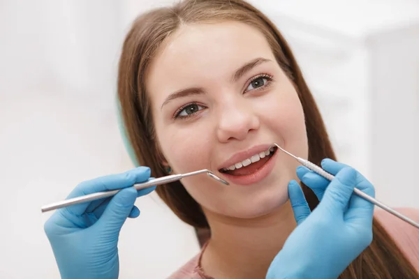 Zbliżenie Kobiety Uśmiechniętej Podczas Badania Stomatologicznego Klinice — Zdjęcie stockowe