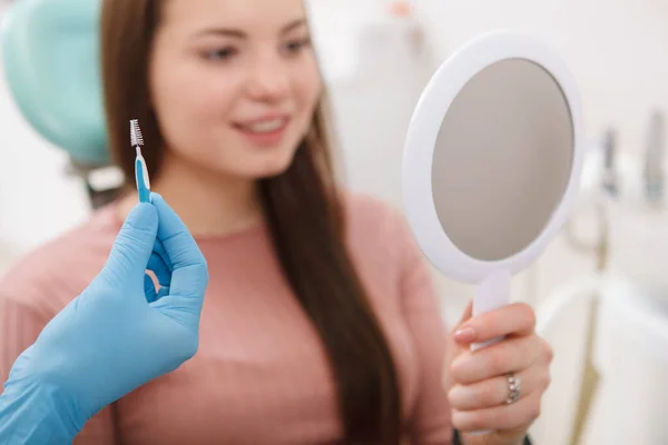 Невпізнаваний Стоматолог Тримає Міжзубну Зубну Щітку Пацієнтка Перевіряє Зуби Дзеркалі — стокове фото