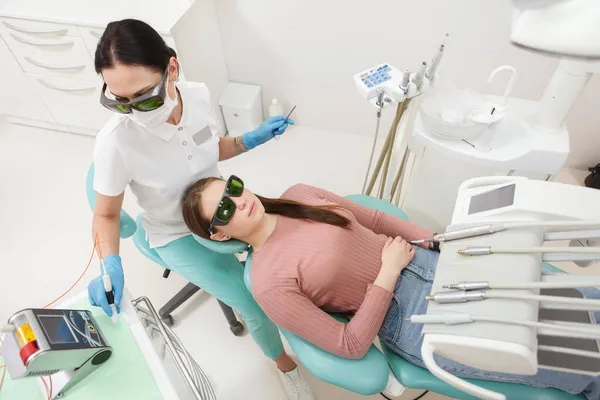 Najlepsze Ujęcie Pacjentki Leczonej Stomatologicznie Przez Dentystę Klinice — Zdjęcie stockowe