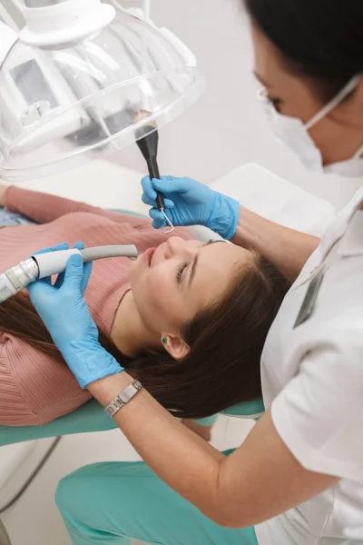 Вертикальний Знімок Зверху Молодої Жінки Яка Отримує Професійне Стоматологічне Лікування — стокове фото