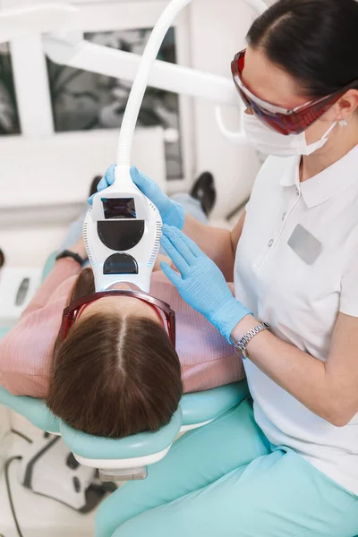 Вертикальний Знімок Жінки Стоматолога Використанням Сучасного Обладнання Відбілювання Зубів Робота — стокове фото