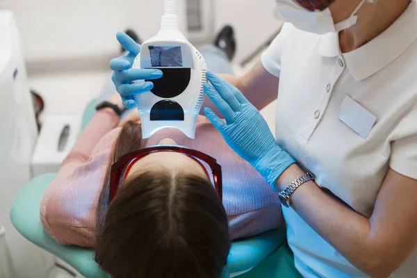 Крупним Планом Пацієнтка Отримує Відбілювання Зубів Стоматологічній Клініці — стокове фото