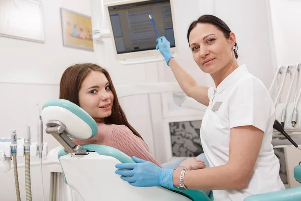 Jovem Alegre Seu Dentista Sorrindo Para Câmera Durante Sua Consulta — Fotografia de Stock