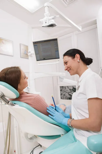 Вертикальний Знімок Професійного Стоматолога Який Радісно Посміхається Пацієнту Після Успішного — стокове фото