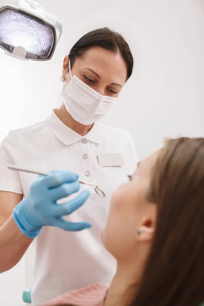 Niski Kąt Pionowy Ujęcia Profesjonalnego Dentysty Noszącego Maskę Medyczną Rękawiczki — Zdjęcie stockowe