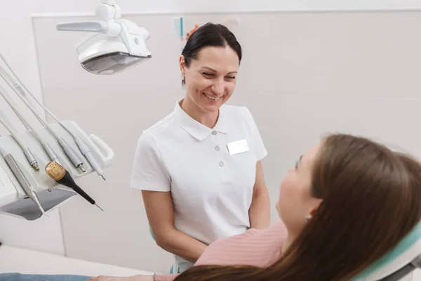 Дружня Жінка Стоматолог Радісно Розмовляє Своїм Пацієнтом — стокове фото