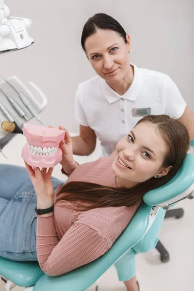 Pionowe Zdjęcie Pięknej Szczęśliwej Kobiety Jej Dentysty Uśmiechniętych Aparatu Zabiegu — Zdjęcie stockowe