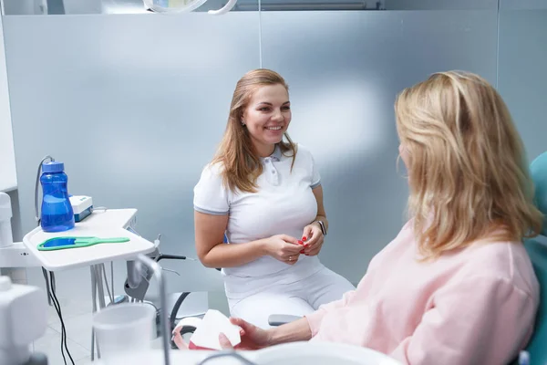 Mooie Jonge Vrouwelijke Tandarts Praten Met Patiënt Haar Tandartspraktijk — Stockfoto